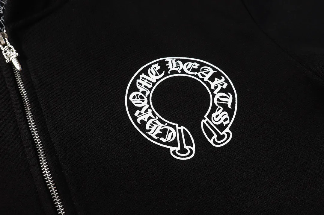Q16—P230 -Chrome Hearts/Chrome Hearts printed zipper sweatshirt cardigan jacket -420 grams of high-density, high-quality wool, soft, delicate and skin-friendly, soft and silky to the touch, warm and skin-friendly -The hardware zipper accessories are all customized and full of details -Colour: black -Size: S M L XL